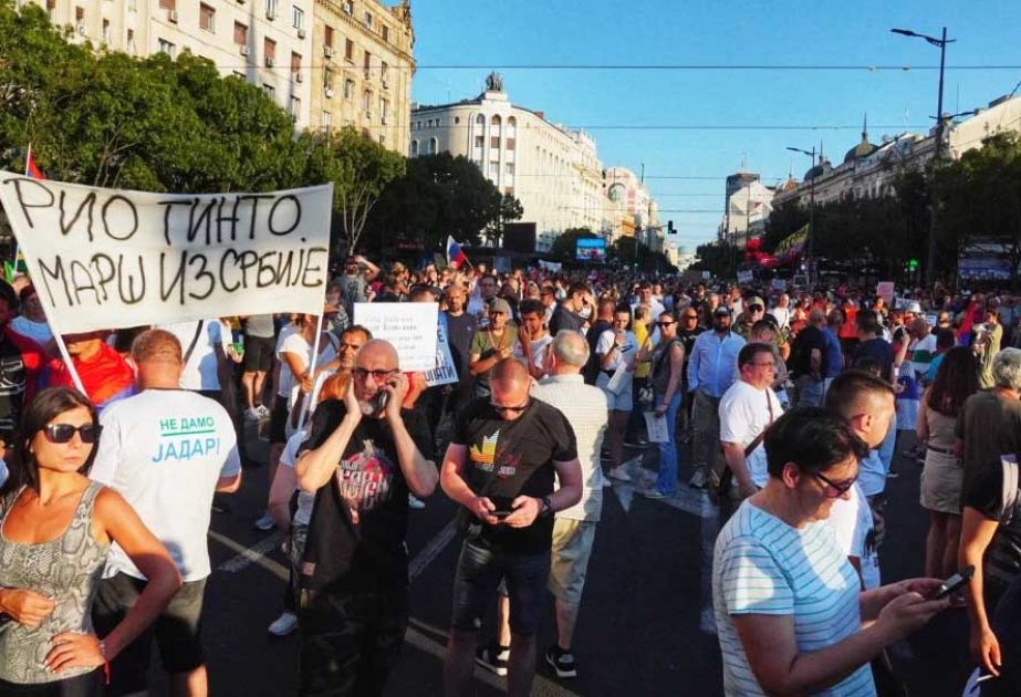 Minlərlə aksiyaçı Serbiyada litium hasilatı əleyhinə etiraz üçün küçələrə&nbsp;çıxıb