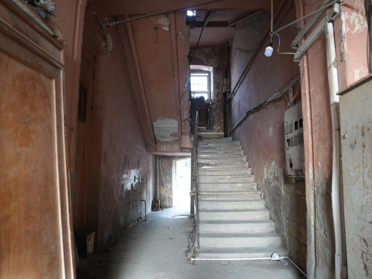 Nobellərin tikdirdiyi qəzalı ev yaxın zamanda söküləcək, lakin binanın sakinləri&nbsp;narazıdır