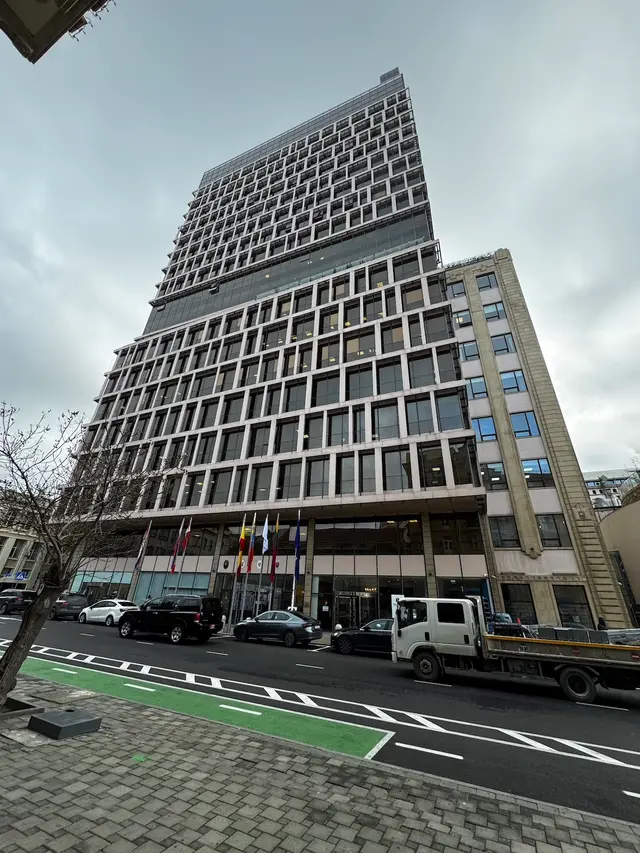 “Landmark” biznes mərkəzi satıldı – İşçilər binaya&nbsp;buraxılmadı