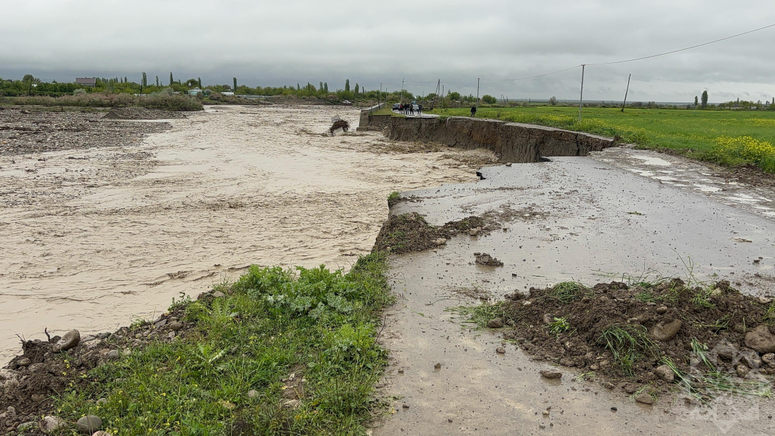 Sel suları Ağsuda avtomobil yolunu yararsız hala&nbsp;salıb