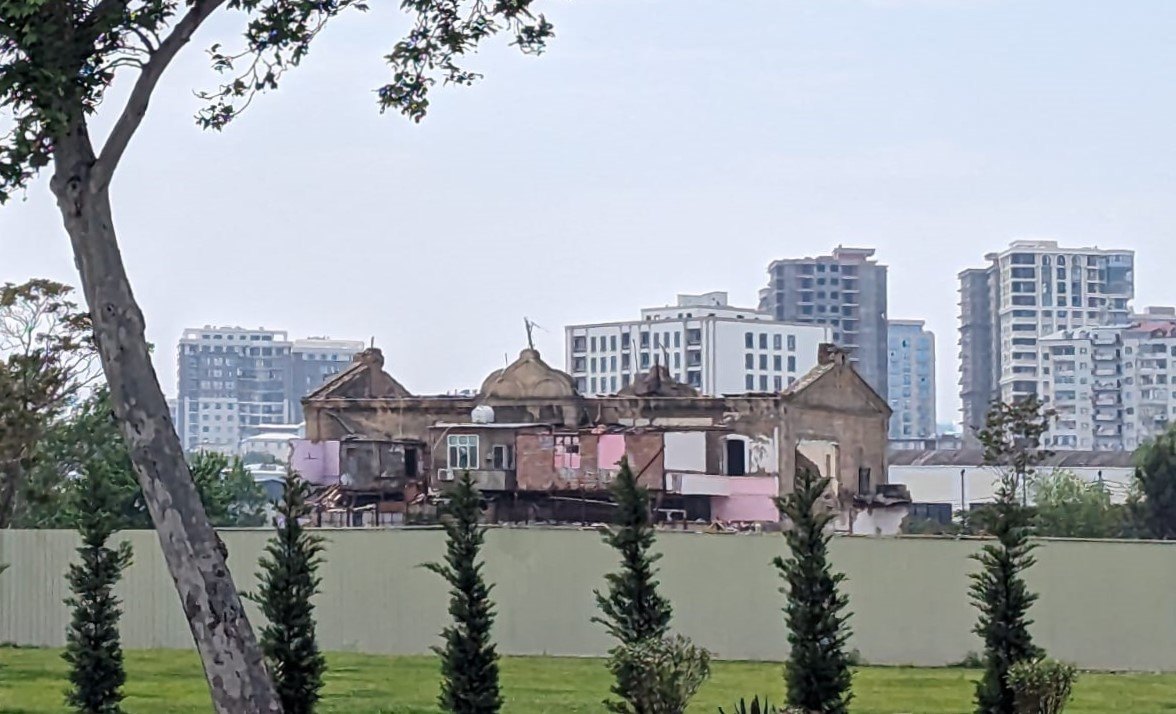 Nəsimi rayonu Qərib Babayev küçəsində 130 yaşlı iki mərtəbəli bina&nbsp;söküldü