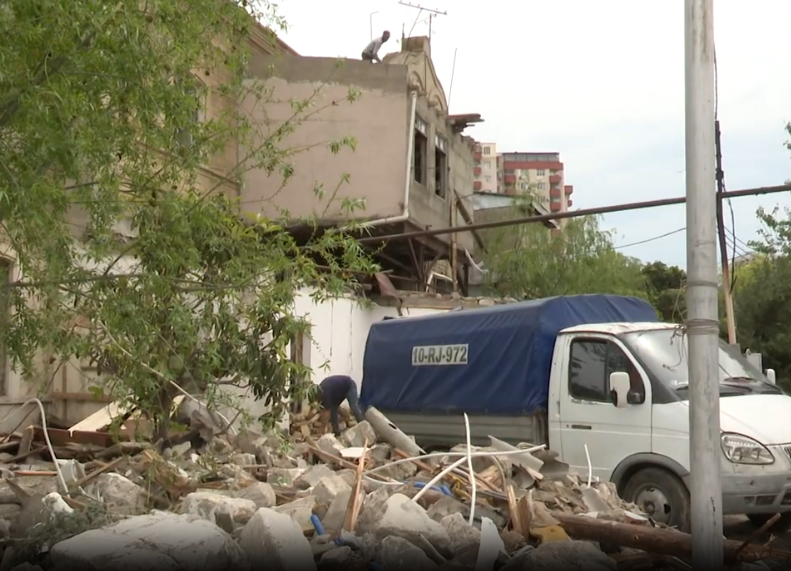 Növbəti dəfə Bakıda binada yaşayış ola-ola söküntü aparılır&nbsp;VİDEO